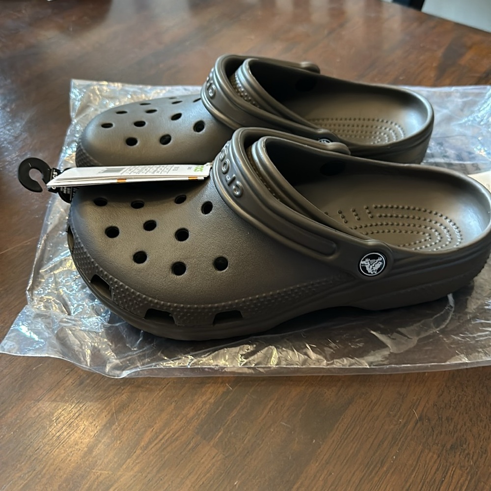 NWT      Size 8 Brown Classic Crocs